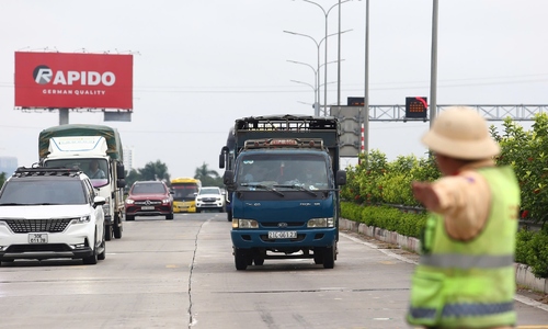 Traffic police educate drivers on new lane restrictions