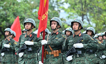 Chật vật thuê phòng, đặt chỗ ngồi xem diễu binh 2/9