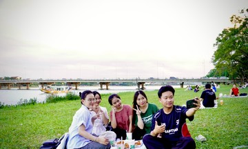 Bãi cỏ sông Hương hút khách hóng mát, ngắm hoàng hôn