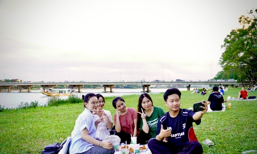 Bãi cỏ sông Hương hút khách hóng mát, ngắm hoàng hôn
