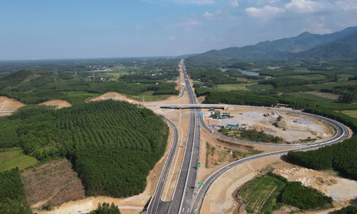 Two central Vietnam expressways nearing completion