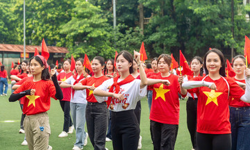 180 phóng viên, sinh viên báo chí tập diễu hành A80