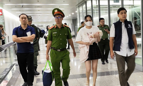 Vợ 'Mr Hunter' Lê Khắc Ngọ bị dẫn giải về Việt Nam