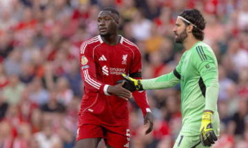 Carragher chỉ trích hệ thống phòng ngự của Liverpool