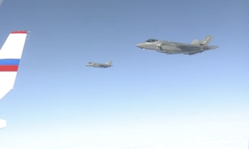 Mỹ điều loạt tiêm kích F-35 tiễn chuyên cơ của ông Putin