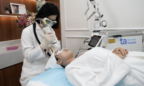 How can melasma be treated?