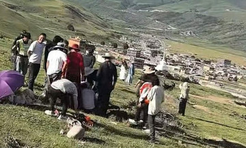 Du khách bị chuột chũi 'trộm' khóa xe, cả làng đào hang tìm giúp