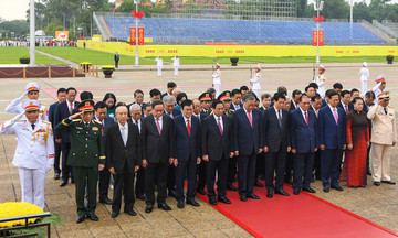Lãnh đạo Đảng, Nhà nước viếng Chủ tịch Hồ Chí Minh, dâng hương anh hùng liệt sĩ
