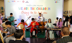 Artist joins deaf children in art performance