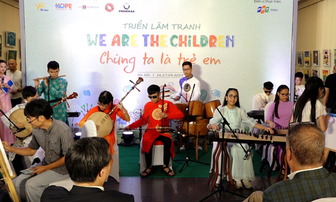 Artist joins deaf children in art performance