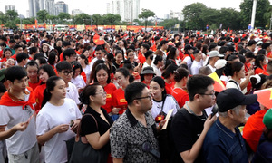 Khán giả xếp hàng dài chờ xem 'Tự hào là người Việt Nam'