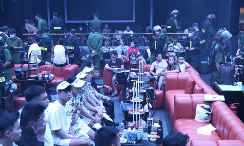 400 cảnh sát đột kích vũ trường, quán bar có ma túy