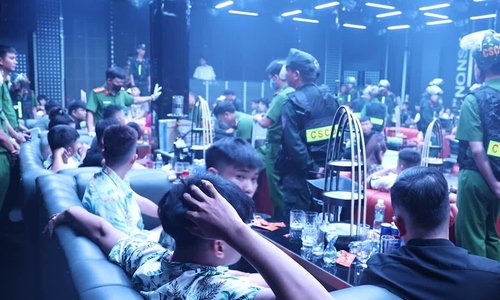 Bên trong bar, vũ trường vừa bị 400 cảnh sát đột kích