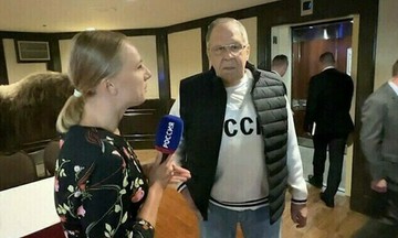 Ngoại trưởng Nga gây sốt vì áo mặc trước thượng đỉnh Trump - Putin