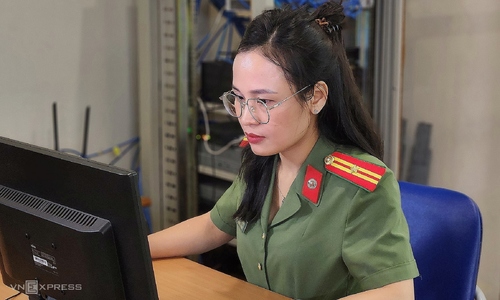 Những đêm trắng bên ô cửa sổ sáng đèn của nữ thiếu tá lập trình