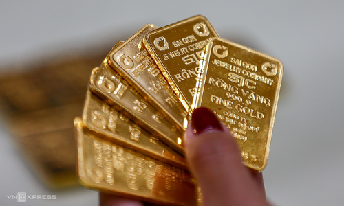 Gold bar price hits record 125 million VND per tael
