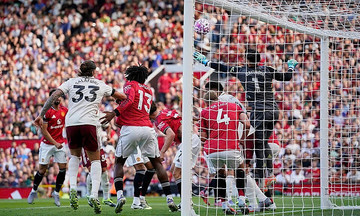 Keane: 'Man Utd quá mềm yếu'