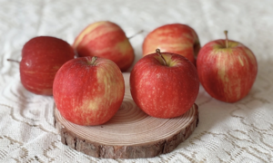 Is eating apples at night harmful?
