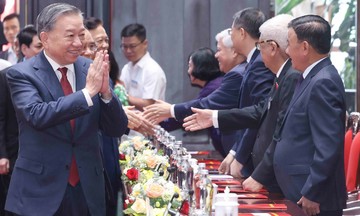 'Ủy viên Trung ương khóa 14 phải dám hi sinh lợi ích cá nhân vì cái chung'