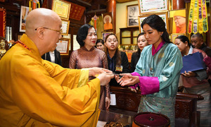 Bhutan's queen and Vietnam's first lady visit Tran Quoc pagoda