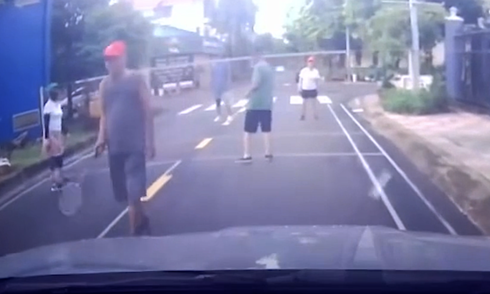 Three men fined for playing badminton on a Ho Chi Minh City street