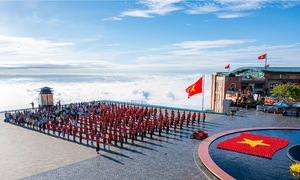 Vietnam's largest leaf market and historical exhibition atop Ba Den Mountain