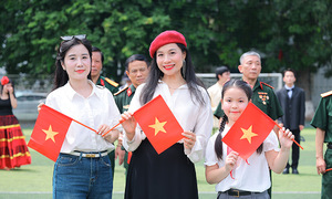Hanoi university staff and students sing 'continuing the story of peace' in 13 languages
