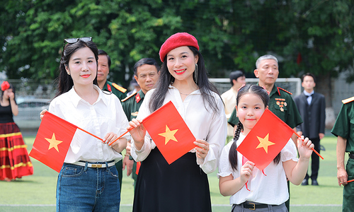 Thầy trò hát 'Viết tiếp câu chuyện hòa bình' bằng 13 thứ tiếng