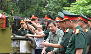 Wartime fuel pipeline presented to family of General Vo Nguyen Giap