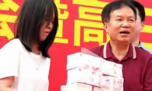 'Núi tiền thưởng' cho nữ sinh đỗ Đại học Thanh Hoa gây tranh cãi