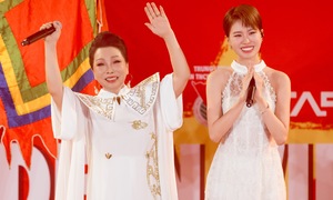 Artist Bach Tuyet performs 'Nam quoc son ha' with gen Z stars
