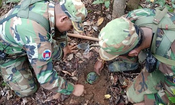 Thailand presents evidence of Cambodian soldiers planting mines at the border