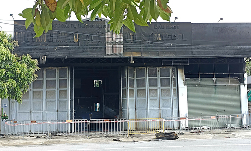 Fatal fire destroys six cars in Ninh Binh garage