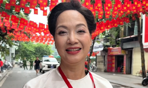 Artist Le Khanh and colleagues rehearse for parade