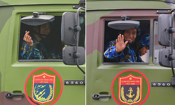 Public interacts with parade soldiers in Ba Dinh square