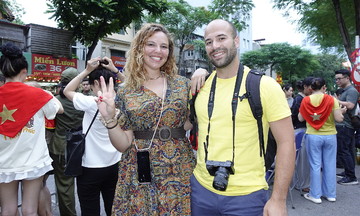 Foreign tourists awed by Vietnamese patriotism
