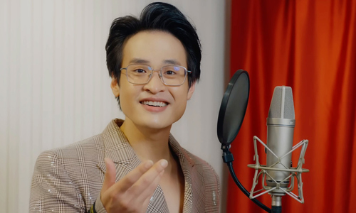 Ha Anh Tuan sings about the national flag