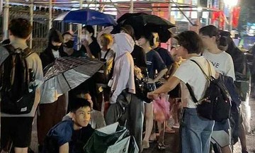 Fans brave rain, all-nighter for 'national concert' tickets
