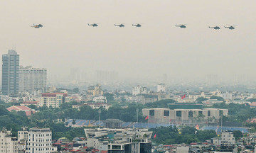 Helicopters and fighter jets rehearse over Ba Dinh square