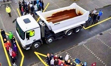 Avoiding blind spots around vehicles