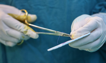 Man survives multiple cardiac arrests after self-inflicted organ damage