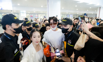 DPR Ian greets Vietnamese fans with a charming non la and air kisses