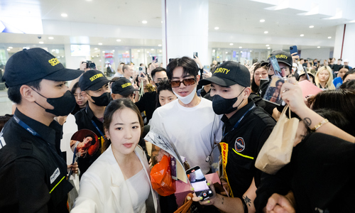 DPR Ian greets Vietnamese fans with a charming non la and air kisses