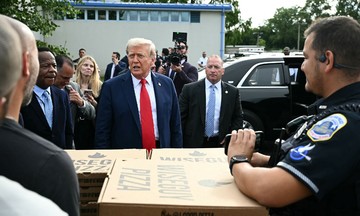 Trump delivers pizza to national guard troops in Washington