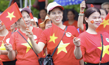 Over 1,300 seniors sing national anthem to celebrate national day