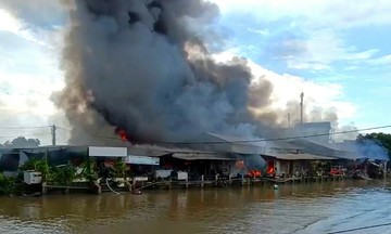 Man attacks partner and sets fire to market, destroying 56 stalls