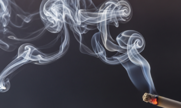 Does smoking increase the risk of kidney failure?