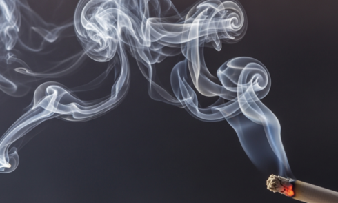 Does smoking increase the risk of kidney failure?
