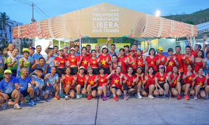 Nha Trang runners warm up in national colors for VnExpress Marathon