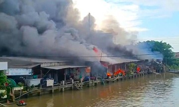 Fire engulfs dozens of shops in Ca Mau market